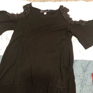 Black lose fit shirt with should cut out!